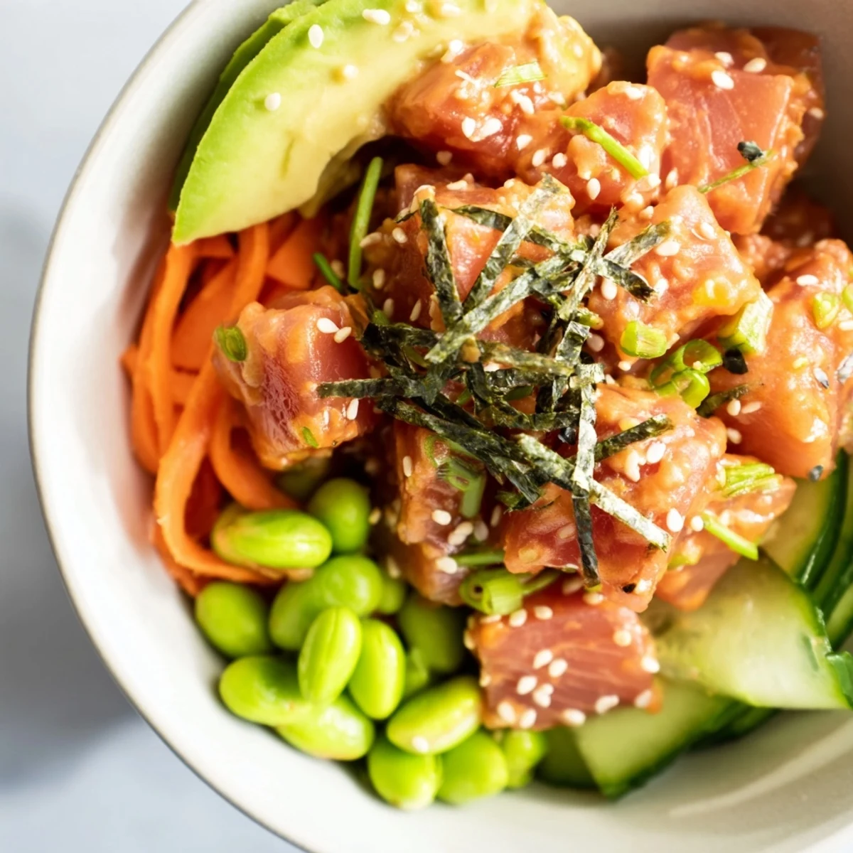Fresh, sushi-grade tuna tossed in a spicy Sriracha mayo sauce, served over warm sushi rice with creamy avocado and crisp cucumber slices.
